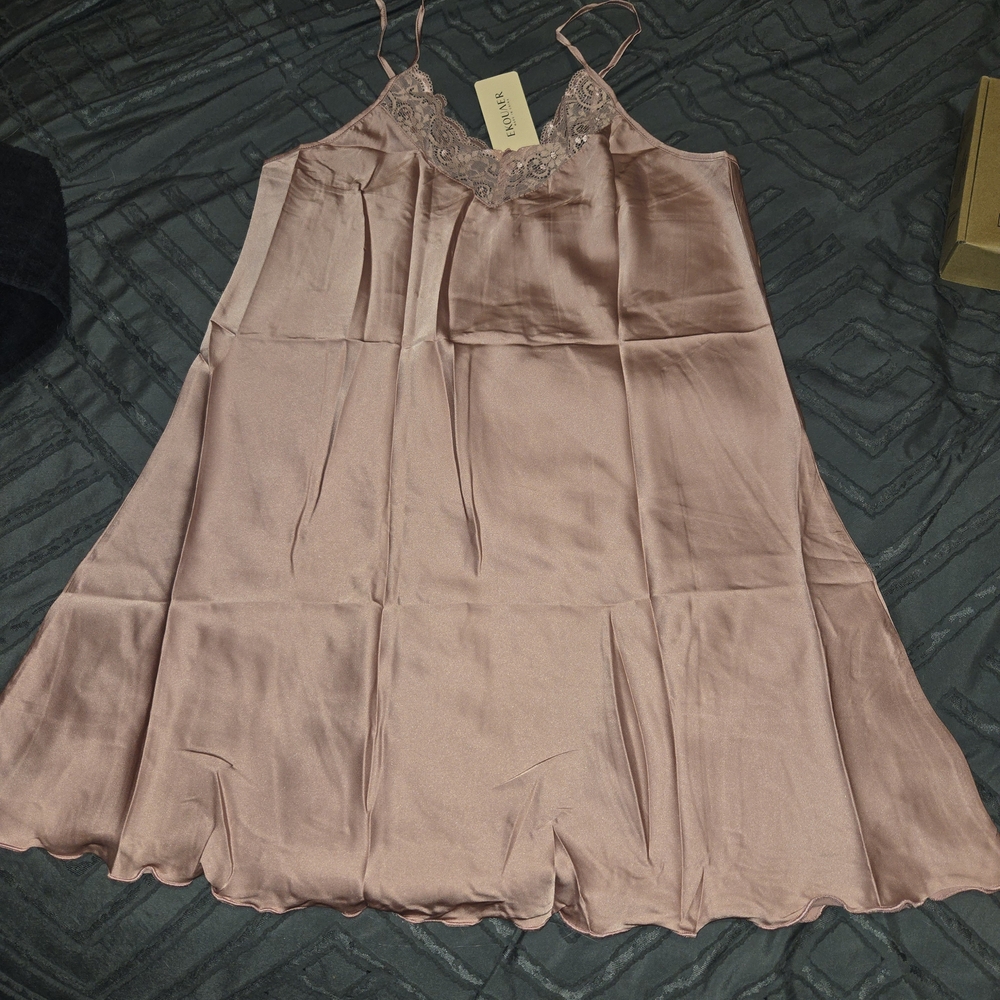 Pink Chemise Intimates Sleepwear 100% POLY. SIZE: MED OR SIZE 6-7. BUST: 35"